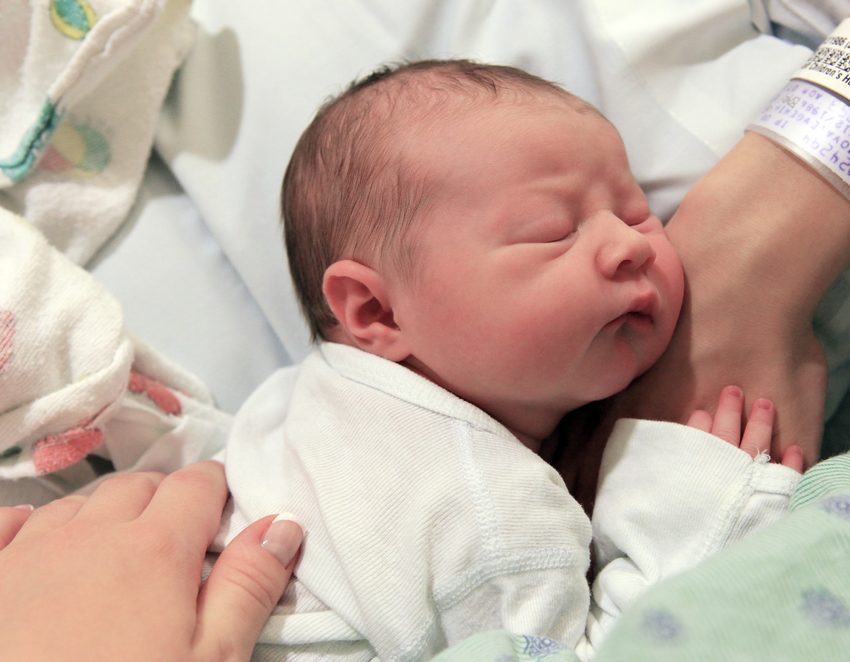 Что происходит с новорожденным в роддоме?